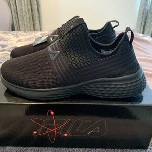 Brand New Men's FILA "FONDATO SLIP" Sneakers - Size 9